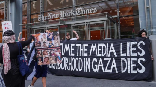 مئات الكتاب والمثقفين يقاطعون “نيويورك تايمز” احتجاجاً على تحيزها في تغطية الحرب على غزة