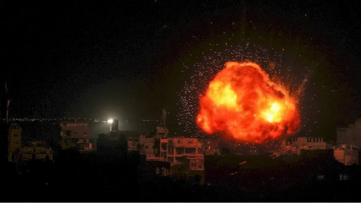 استشهاد 11 فلسطينيا وإصابة 35 آخرين إثر قصف منزل وسط قطاع غزة 