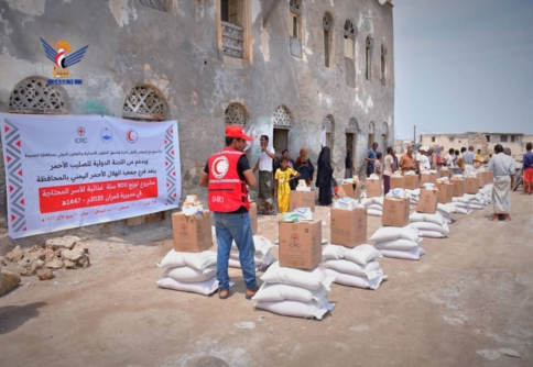 تدشين توزيع 800 سلة غذائية في جزيرة كمران بمحافظة الحديدة