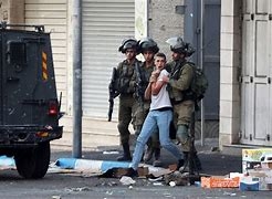 العدو الصهيوني يعتقل 26 فلسطينيا من مناطق متفرقة بالضفة الغربية