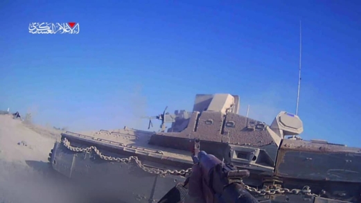 "القسام" تستهدف دبابة وموقع قيادة وسيطرة للعدو الصهيوني بغزة