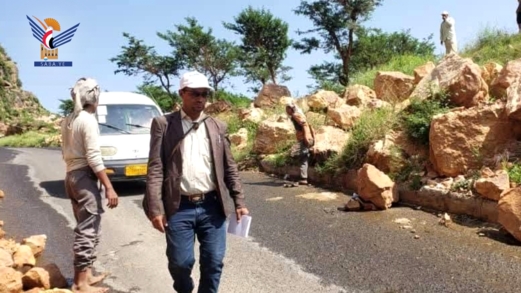 فريق من هيئة الجيولوجيا يتفقّّد مواقع مهددة بالانهيارات الصخرية في المحويت