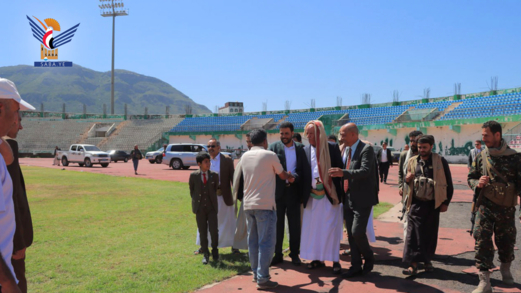 محافظ إب ونائب وزير الشباب يتفقدان مشروع تعشيب ملعب الكبسي وصيانة إستاد إب