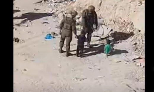 تداول مشهد لاعتداء جنود العدو الصهيوني بالضرب على طفلين فلسطينيين في الخليل 