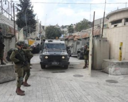 العدو الإسرائيلي يفرض منعا للتجول ويداهم منازل في البلدة القديمة من الخليل