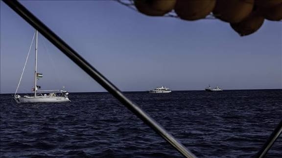 بحرية العدو الإسرائيلي تهاجم السفن وتحول وجهتها إلى أسدود 