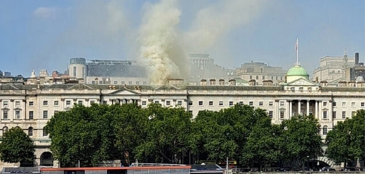 بريطانيا: اندلاع حريق كبير في مبنى سومرست هاوس وسط لندن