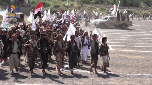 عرض شعبي لخريجي دورات التعبئة بمديرية المخادر في إب