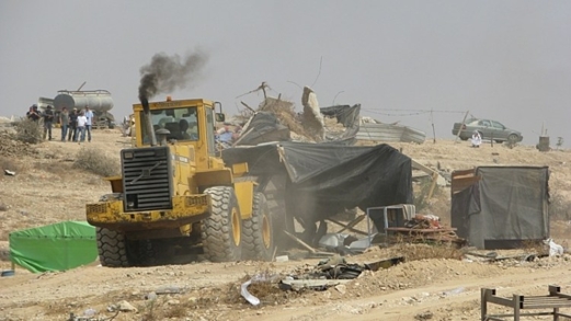 العدو الإسرائيلي يهدم منشآت ويجرّف أراضي بقرية السر بالنقب