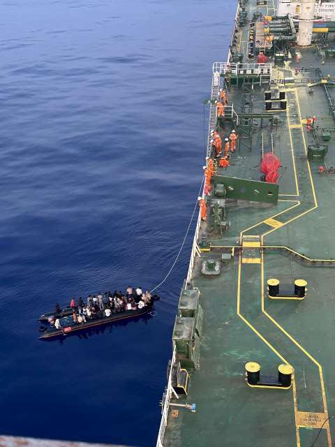 ناقلة نفط كويتية تنقذ 40 لاجئاً بعد تعطل قاربهم في البحر المتوسط