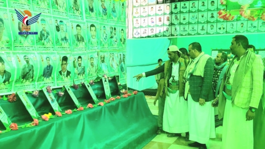 القائم بأعمال وزير الاقتصاد يزور معرض صور شهداء مديرية عيال سريح بعمران