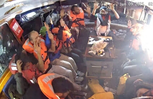 ألبانيزي.. 5 زوارق سريعة للاحتلال الإسرائيلي وصلت السفينة وأحاطت بها