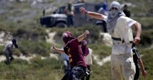 مستوطنون يرشقون مركبات المواطنين الفلسطينيين بالحجارة قرب اللبن الشرقية