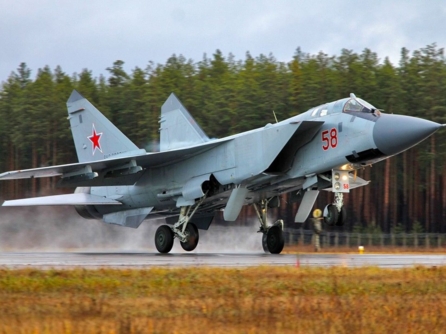 طائرة "ميغ-31" روسية تبعد قاذفتي قنابل أمريكيتين فوق بحر بارنتس​