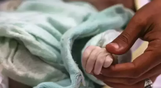 مستشفى المعمداني يعلن وفاة طفل رضيع بمدينة غزة جراء سوء التغذية