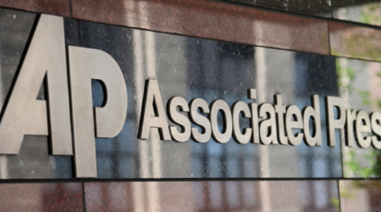 وكالة "أسوشيتد برس" تدين إغلاق العدو الصهيوني بثها المباشر في غزة والاستيلاء على معداتها