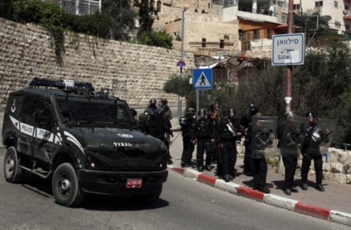 العدو الإسرائيلي يقتحم سلوان ويحاصر منزلا