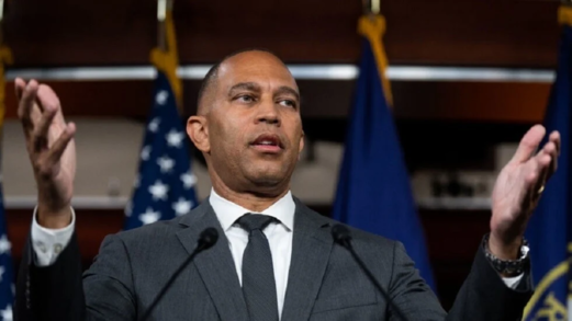 زعيم "الديمقراطيين" يتهم ترامب بالفشل في تبرير الضربات على إيران