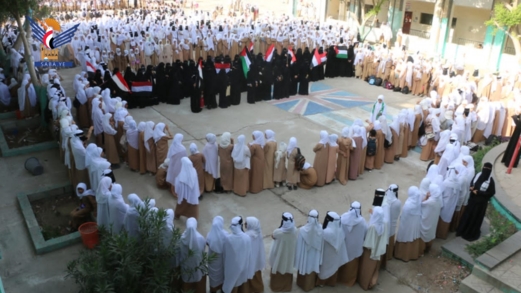 وقفة لطالبات مجمع 30 نوفمبر في مديرية ​صالة بتعز ​تأييدا لخيارات قائد الثورة