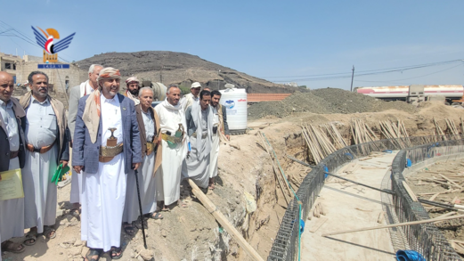 بدء تنفيذ أعمال صبيات خرسانية بمشروع قناة تصريف مياه الأمطار ببني الحارث