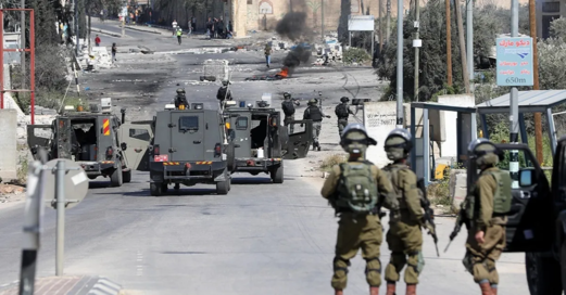 العدو الصهيوني يقتحم مدينة طولكرم ويحاصر مخيم نور شمس