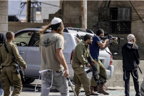 مستوطنون يعتدون على فلسطيني بالأغوار الشمالية ويهاجمون منزلًا في أريحا