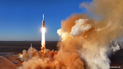 الصين تطلق صاروخا يحمل ثلاثة أقمار صناعية