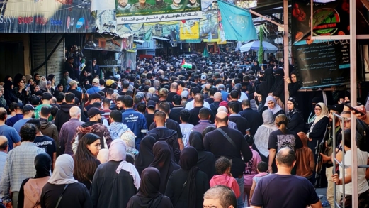 اللاجئون الفلسطينيون يشيعون شهداء مجزرة مخيم عين الحلوة في لبنان 