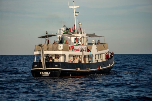 "أسطول الصمود" على بُعد 825 كم من غزة ومسيّرتان تهددانه