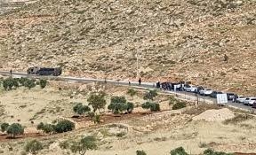 العدو الإسرائيلي يغلق المدخل الغربي للمغير شمال رام الله بالاتجاهين