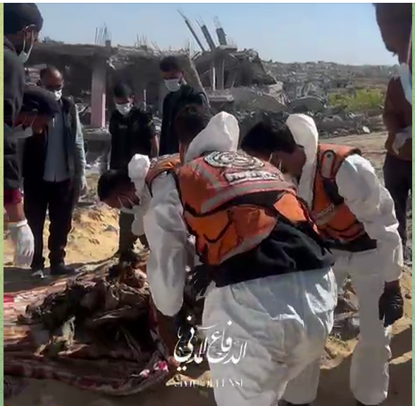 الدفاع المدني بغزة يعيد دفن 50 جثماناً جرفتهم آليات العدو في بيت لاهيا