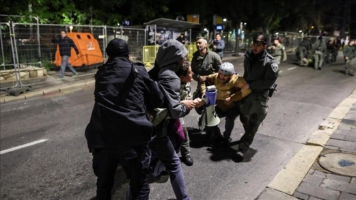 شرطة العدو الصهيوني تخلي بالقوة عشرات المتظاهرين أمام الكنيست