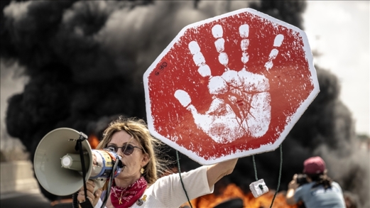 عائلات الأسرى الإسرائيليين في غزة تتظاهر أمام منزل نتنياهو لمطالبته بصفقة تبادل