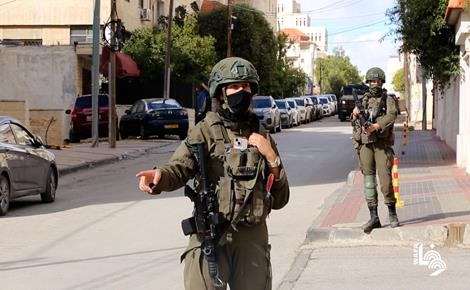 العدو الإسرائيلي يزعم تنفيذ عملية دهس في الخليل ويغلق مداخلها الشمالية