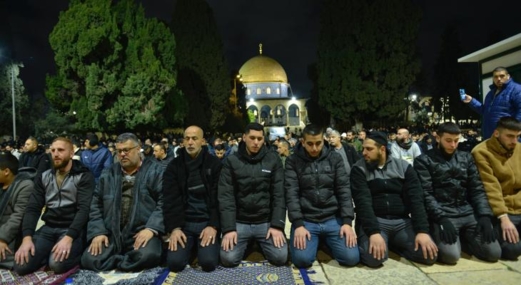 عشرات آلاف المصلين الفلسطينيين يؤدون العشاء والتراويح في "الأقصى"