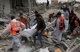 انتشال جثامين تسعة شهداء من تحت أنقاض منزل مدمر شرق مدينة غزة