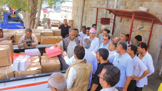 إخوان ثابت ترفد هيئة مستشفى الثورة بالحديدة بأدوية لمركز الحروق