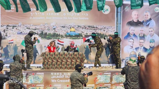 قرأ إعلام العدو مشاهد تسليم المقاومة الفلسطينية لأسرى الإحتلال الثلاثة؟