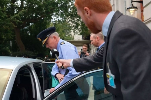 قائد القوات الجوية البريطانية يرفض إجابة أسئلة عن التجسس على غزة 