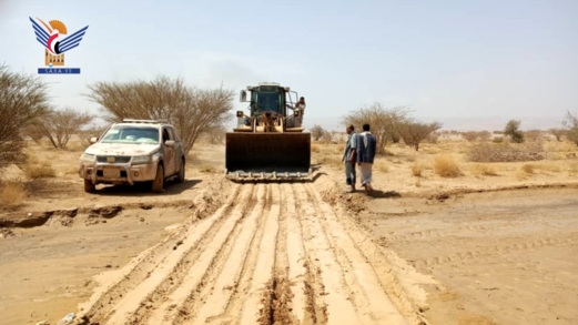 تدشين العمل في مشروع الطريق الزراعي بمديرية الغيل في الجوف 