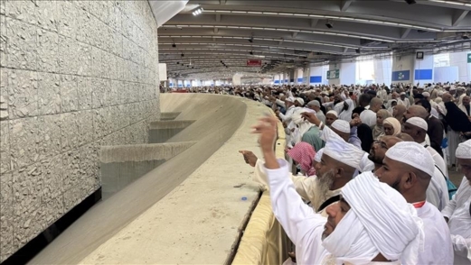 حجاج بيت الله الحرام يواصلون رمي الجمرات قبيل اختتام المناسك