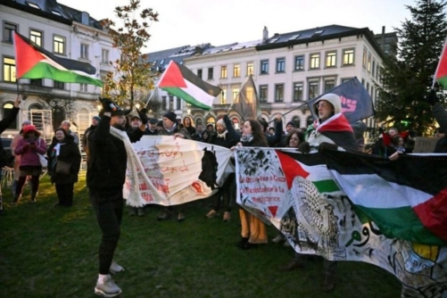  أطباء أوروبا يحتجون أمام البرلمان الأوروبي للتنديد بجرائم العدو بحق الطواقم الطبية في غزة