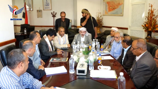 وزير النفط يناقش آلية سير عمل لجنة صياغة قانون النفط والغاز