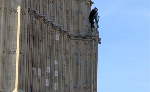  ناشط مؤيد للفلسطينيين يتسلق برج بيغ بن في لندن حاملاً العلم الفلسطيني