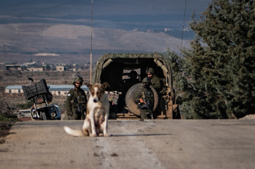 قوات العدو الإسرائيلي تطلق النار لتفريق أهالي قرية جنوبي سوريا بعد تصديهم لها