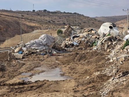 العدو الإسرائيلي يشرع بعمليات هدم في تجمع عين الحلوة بالأغوار الشمالية.. ويهدم غرفة زراعية في قرية الخاص شرق بيت لحم