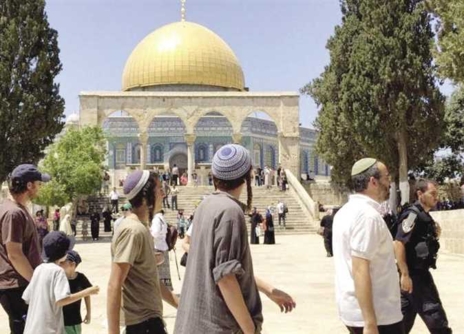 مستوطنون يقتحمون المسجد الأقصى