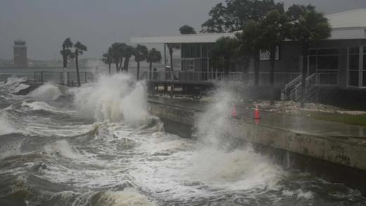 العاصفة الاستوائية "فلوسي" تتحول لإعصار قبالة ساحل المكسيك