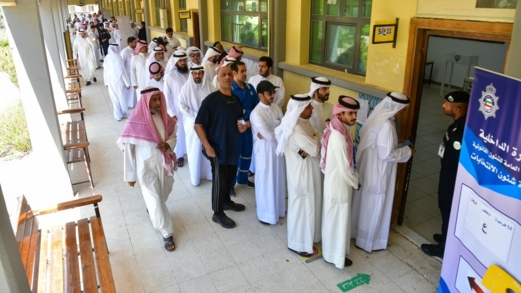 الكويتيون يبدأون التصويت لانتخاب أعضاء مجلس الأمة