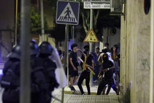 إسبانيا: اعتقال عشرة أشخاص إثر اشتباكات بين متطرفين يمينيين ومهاجرين من شمال أفريقيا